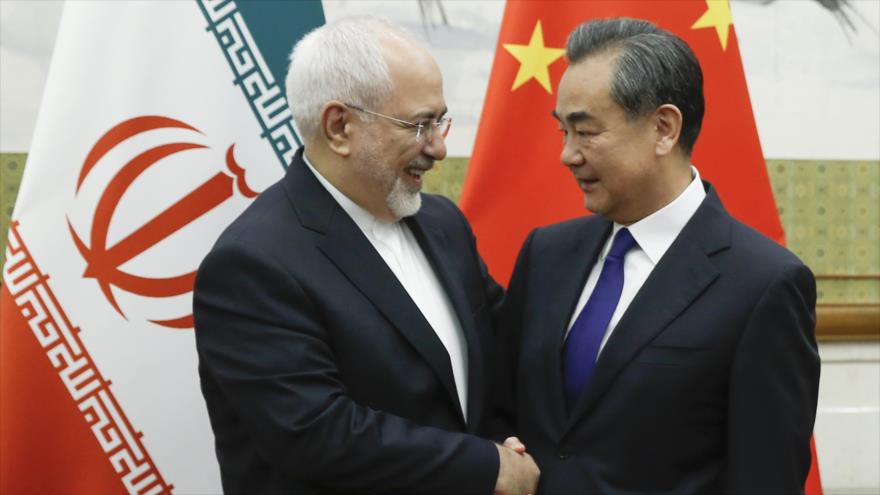 El canciller iraní, Mohamad Yavad Zarif (izq.), se reúne con su par chino, Wang Yi, en Pekín, 13 de mayo de 2018.