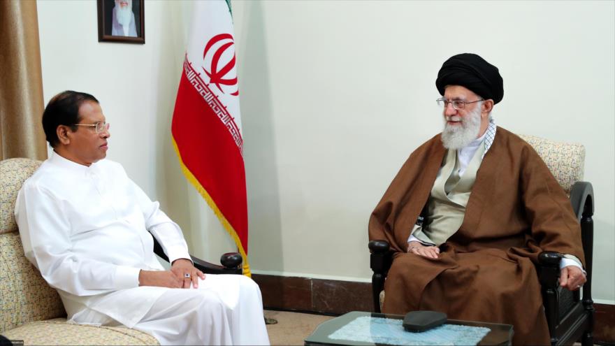 El Líder iraní, el ayatolá Seyed Ali Jamenei (dcha.), se reúne con el presidente de Sri Lanka, Maithripala Sirisena, en Teherán (capital persa), 13 de mayo de 2018.
