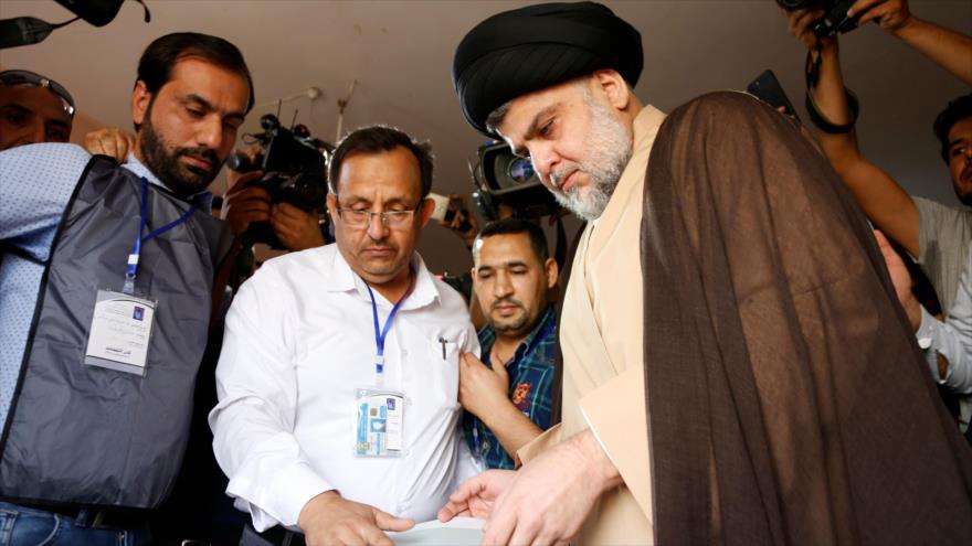 El líder del Movimiento Sadr, Muqtada al-Sadr, da su voto en los comicios legislativos de Irak, 12 de mayo de 2018.