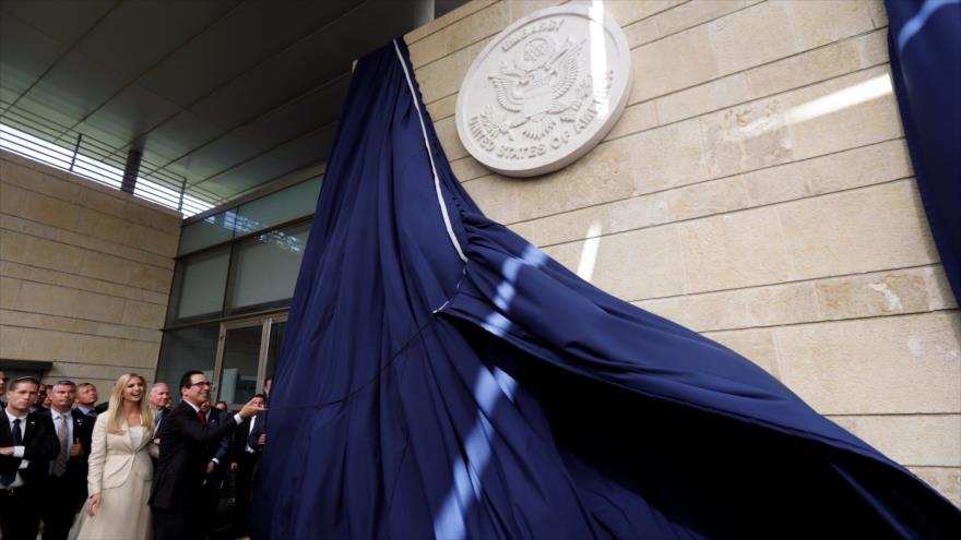 Ivanka Trump, hija de presidente de EE.UU., Donald Trump, desvela el logo de embajada estadounidenses en Al-Quds (Jerusalén), 14 de mayo de 2018. 