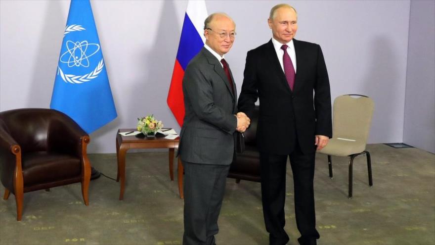 El presidente de Rusia, Vladimir Putin, y el jefe de la Agencia Internacional de Energía Atómica (AIEA), Yukiya Amano.