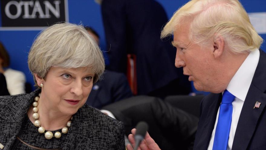 La premier del Reino Unido, Theresa May, y el presidente de EE.UU., Donald Trump, en una reunión de trabajo en el marco de una cumbre de la OTAN, 25 de mayo de 2017.
