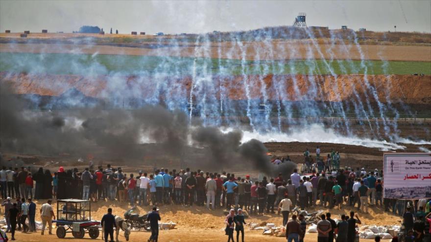 Gases lacrimógenos lanzados por las fuerzas israelíes contra los palestinos en la Franja de Gaza, 14 de mayo de 2018.