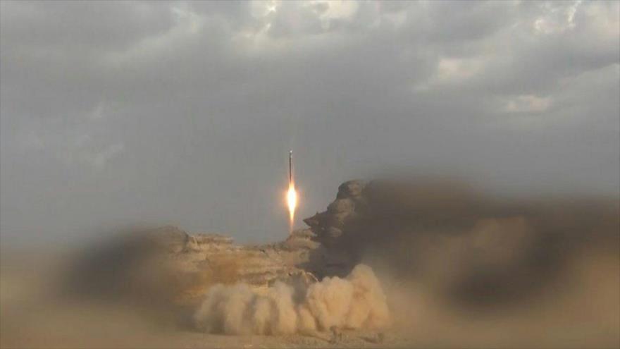 Un misil balístico tipo Badr-1 lanzado por el Ejército y las fuerzas del movimiento popular Ansarolá de Yemen.