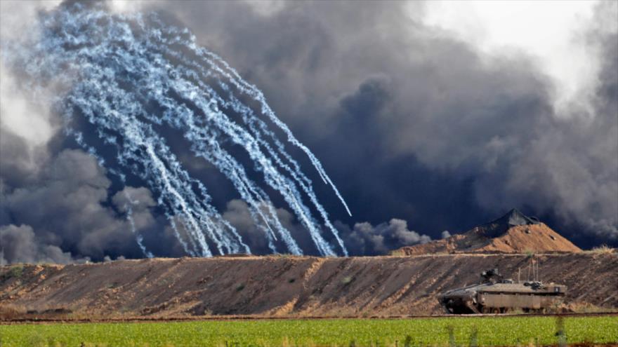 Fuerzas israelíes lanzan gases lacrimógenos contra los palestinos en la frontera de Gaza y los territorios ocupados, 15 de mayo de 2018.