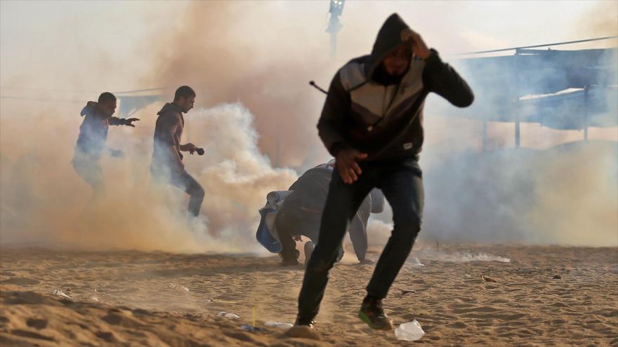 Gazatíes participan en la protestas contra la apertura de la embajada de EE.UU. en Al-Quds, 15 de mayo de 2015.