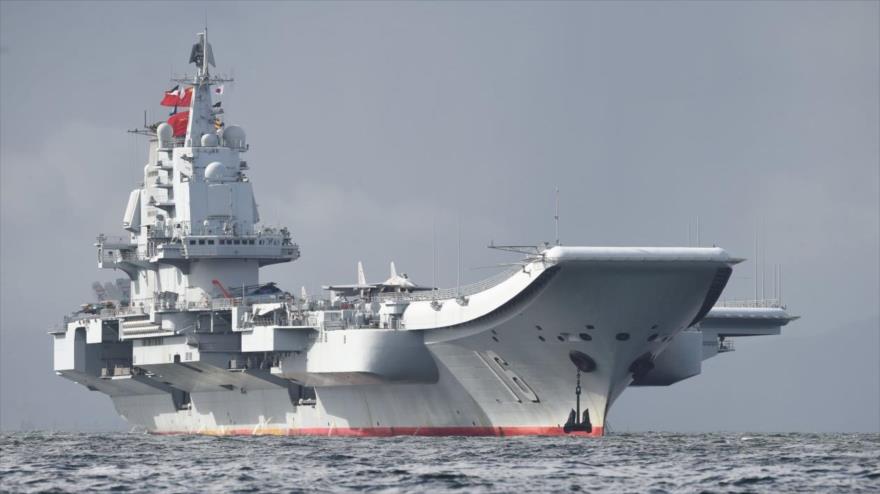 El portaviones de China Liaoning navega por las aguas del estrecho de Taiwán.