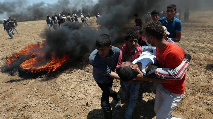 Un hombre resulta herido por disparos de las fuerzas israelíes durante las protestas en la Franja de Gaza, 15 de mayo de 2018.