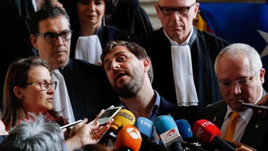 Los exconsejeros catalanes Meritxell Serret Tomi Comín y Lluís Puig hablan con los medios en Bruselas 16 de mayo de 2018