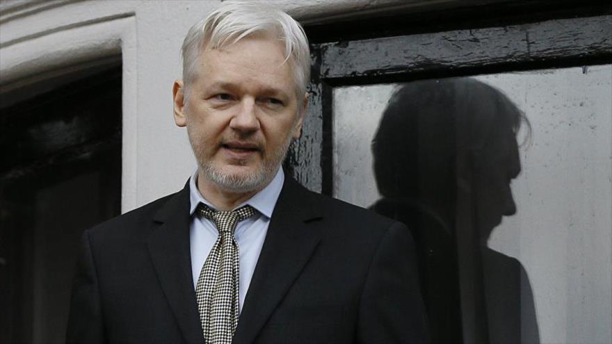 E fundador del portal Wikileaks, Julian Assange, en el balcón de la embajada de Ecuador en Londres, capital del Reino Unido, 5 de febrero de 2016.