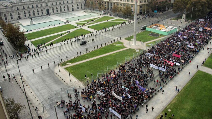 Mujeres y estudiantes en Chile protestan contra violencia sexual