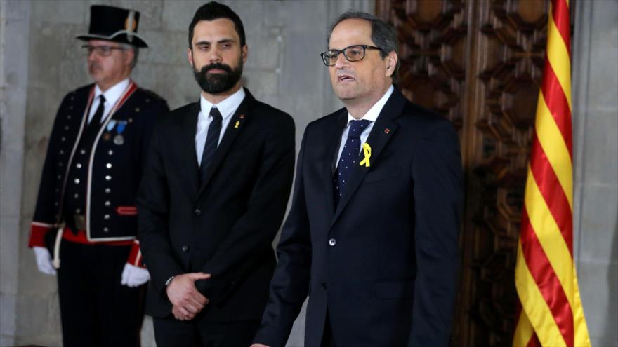Presidente catalán asume su cargo obviando la Carta Magna y el rey