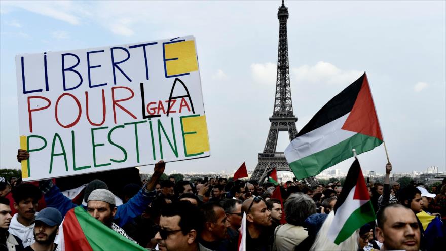 Manifestantes sostienen banderas palestinas y una pancarta que dice “Libertad para Palestina” en la capital francesa, París, 16 de mayo de 2018.