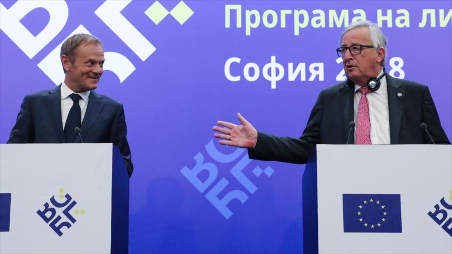 El presidente de la Comisión Europea, Jean-Claude Juncker (dcha.), y el del Consejo Europeo, Donald Tusk, en Sofía, Bulgaria, 17 de mayo de 2018. 