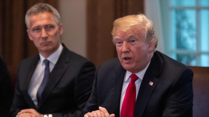 El presidente de EE.UU., Donald Trump (dcha.), se reúne con el secretario general de la OTAN, Jens Stoltenberg, Washington, 17 de mayo de 2018.