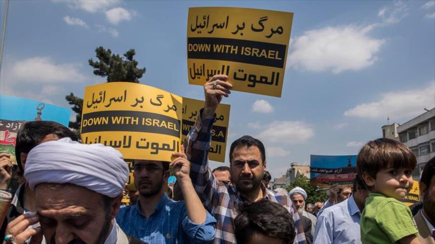 Los manifestantes portan pancartas con los lemas de ‘muerte a Israel’, ‘muerte a EE.UU.’ en Teherán, capital de Irán, 18 de mayo de 2018.