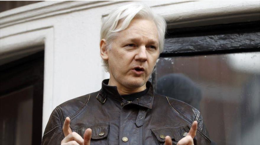 El fundador del portal Wikileaks, Julian Assange, en el balcón de la embajada de Ecuador en Londres, 19 de mayo de 2017. 