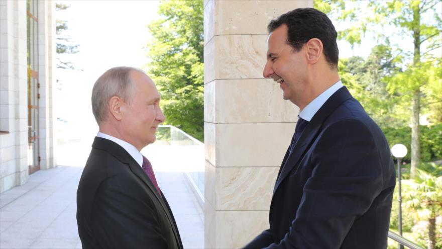 El presidente ruso, Vladimir Putin (dcha.), durante una reunión con su homólogo sirio, Bashar al-Asad, en la ciudad rusa de Sochi, 17 de mayo de 2018.