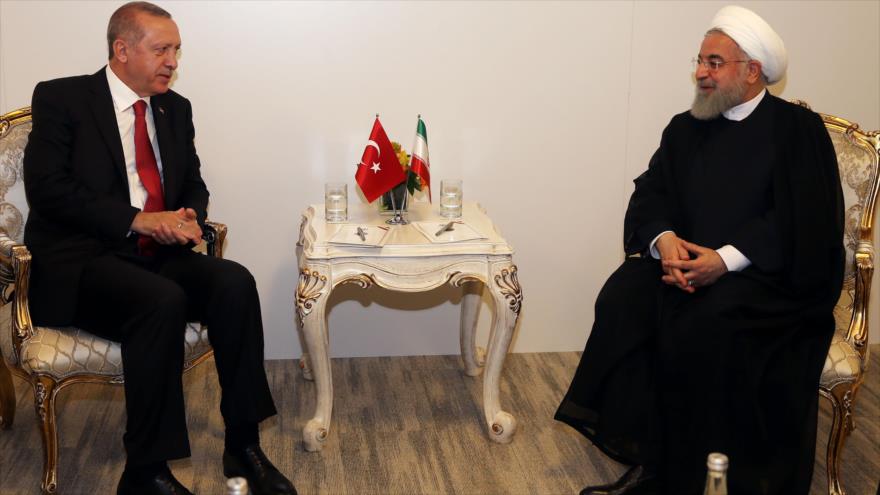 El presidente iraní, Hasan Rohani (dcha.), se reúne con su par turco, Recep Tayyip Erdogan, al margen de la cumbre de la OCI, Estambul, 18 de mayo de 2018.