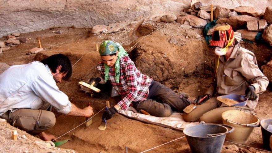 Científicos encontraron en una cueva de Catamarca herramientas prehistóricas y fragmentos óseos y corporales de un antiguo asentamiento de hace 40.000 años.