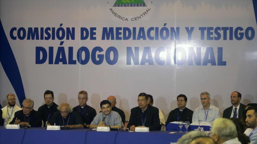 Los representantes de la oposición y el Gobierno de Nicaragua en una reunión del ‘Diálogo nacional’, en Managua (capital), 18 de mayo de 2018.