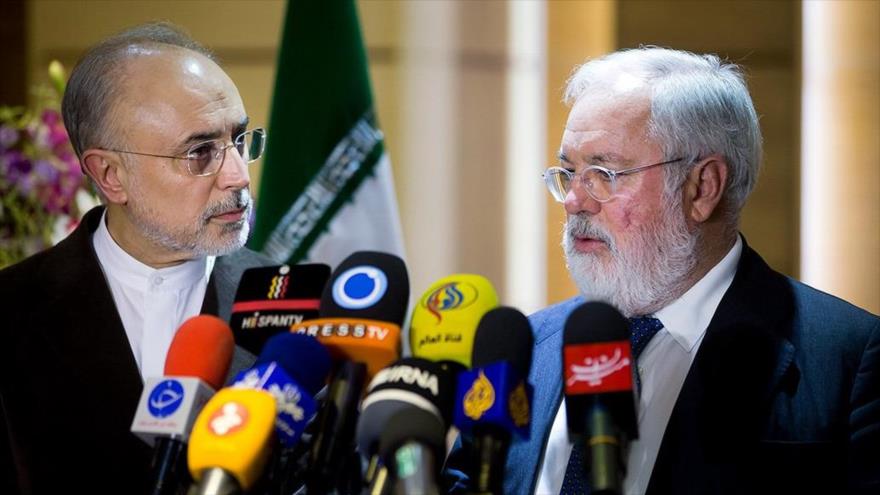 El jefe de la OEAI, Ali Akbar Salehi (izd.), y el comisario europeo de Energía, Miguel Arias Cañete, Teherán, 19 de mayo de 2019.