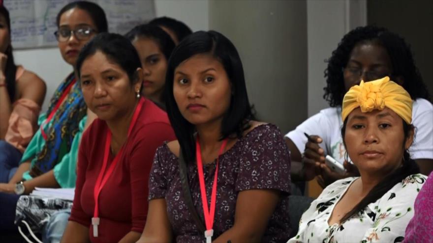 Mujeres víctimas en Colombia se preparan en sus derechos