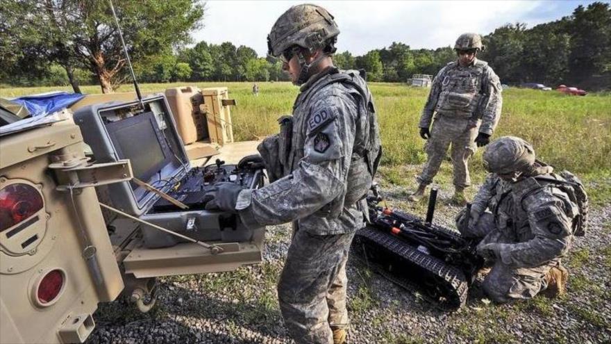 Militares de EE.UU. programan un robot para realizar una práctica de campo en Fort Knox Ky, situado en el estado de Kentucky.