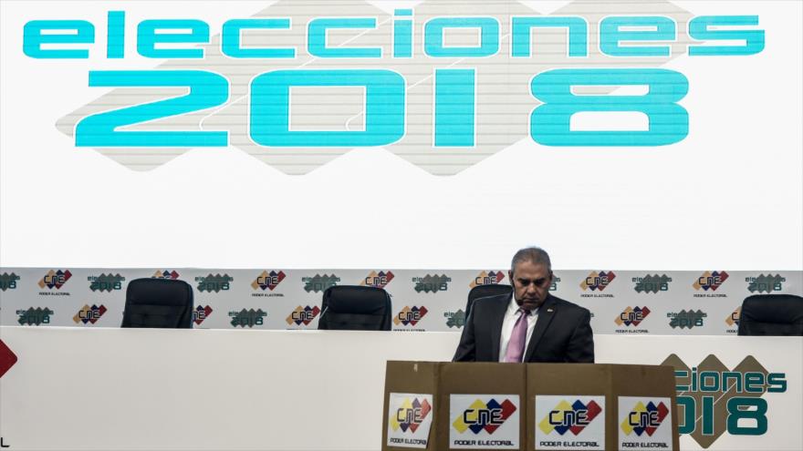 Un hombre trabaja en el centro de prensa y de operaciones del Consejo Nacional Electoral (CNE) para las elecciones presidenciales de Venezuela.