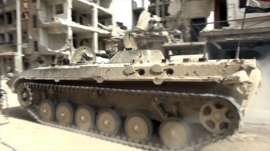 Un tanque del Ejército sirio avanza por una calle de la localidad de Hayar al-Aswad, en el sur de Damasco, capital de Siria, 10 de mayo de 2018.