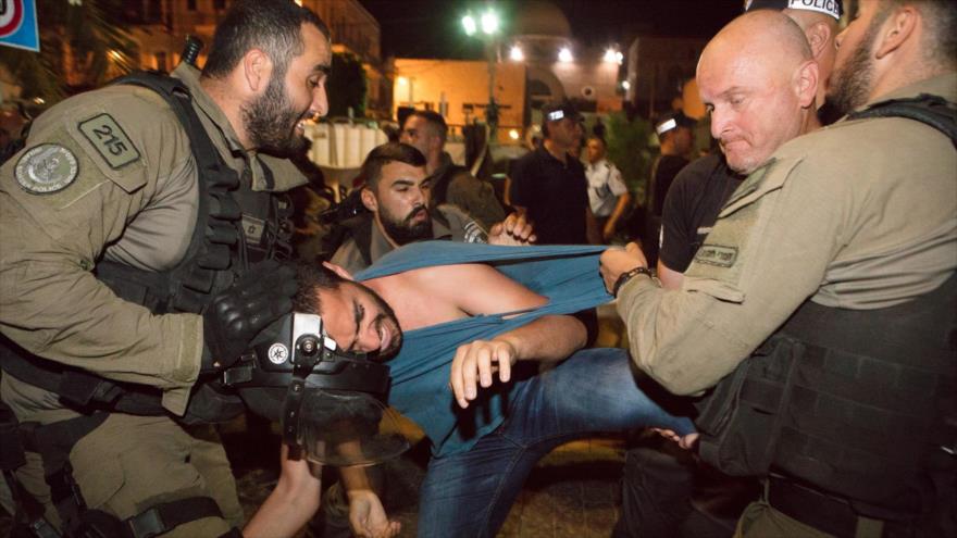 Militares israelíes le rompen la pierna a un activista bajo custodia