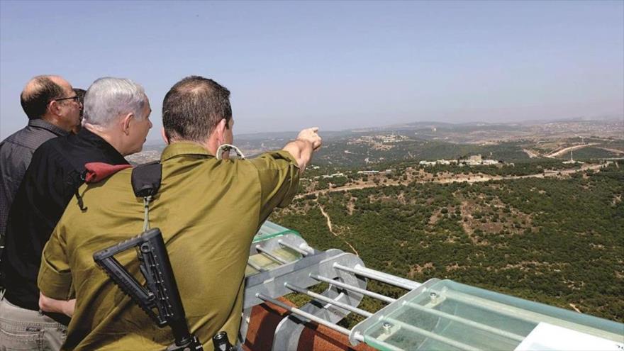 El primer ministro del régimen israelí, Benjamin Netanyahu (segunda desde izq.), observa los ocupados altos del Golán en una visita realizada en 2015.