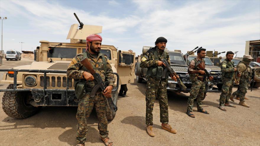 Combatientes de las Fuerzas Democráticas Sirias (FDS) en el campo petrolero Al-Tanak, en la provincia de Deir Ezzor, 1 de mayo de 2018 .