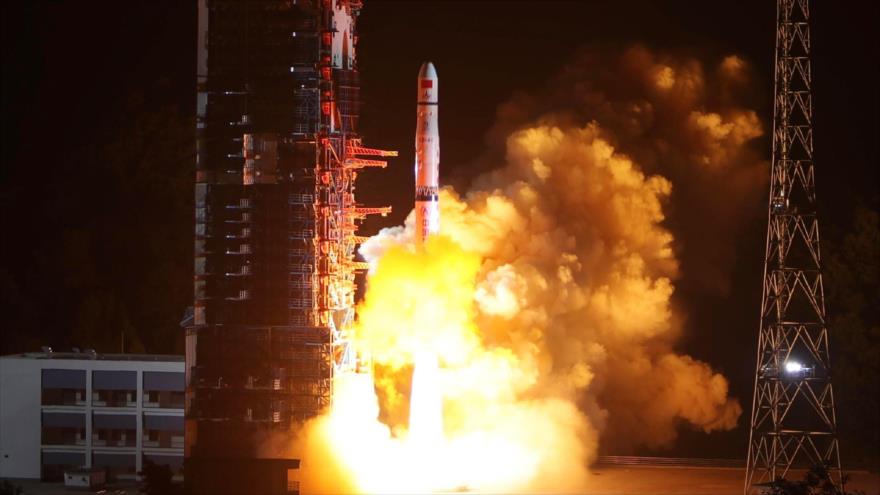 China lanza un satélite rumbo a la cara oculta de la Luna