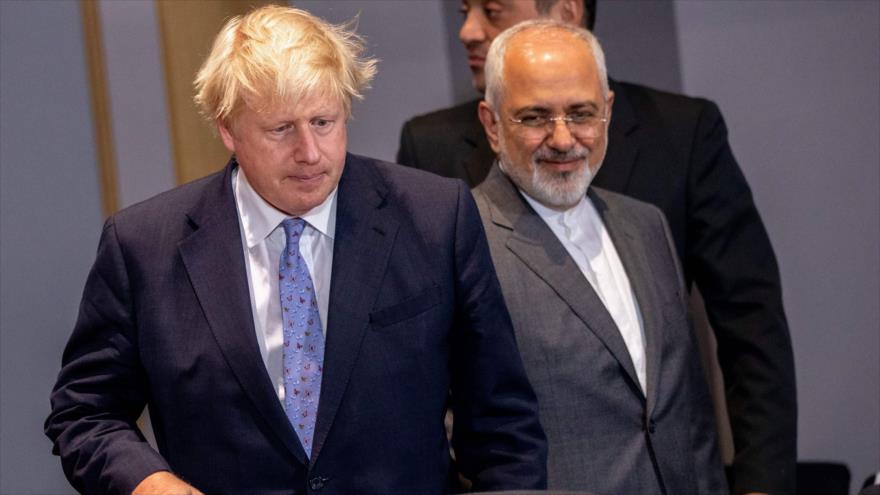 El canciller británico, Boris Johnson (izq.) y su homólogo iraní, Mohamad Yavad Zarif, en una reunión en Bruselas, Bélgica, 15 de mayo de 2018.
