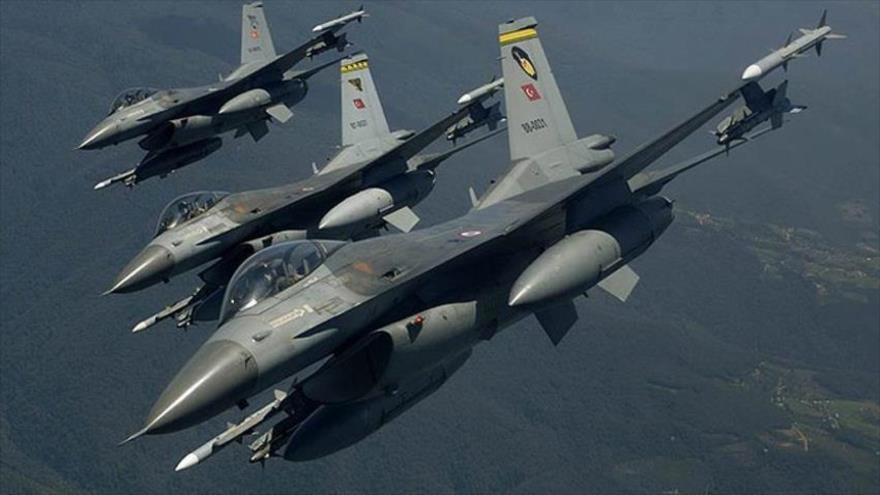 Cazas F-16 del Ejército turco durante unas maniobras militares.