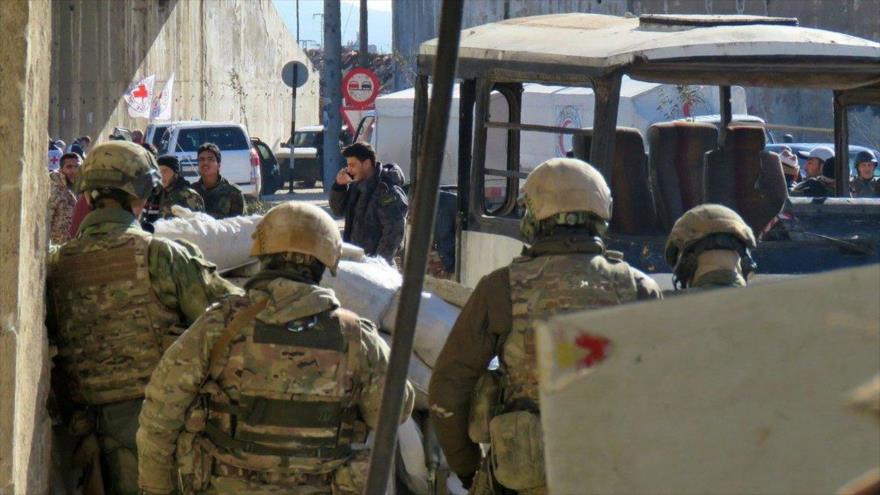 Tropas rusas observan la evacuación de zonas bajo el control de los grupos armados y extremistas.