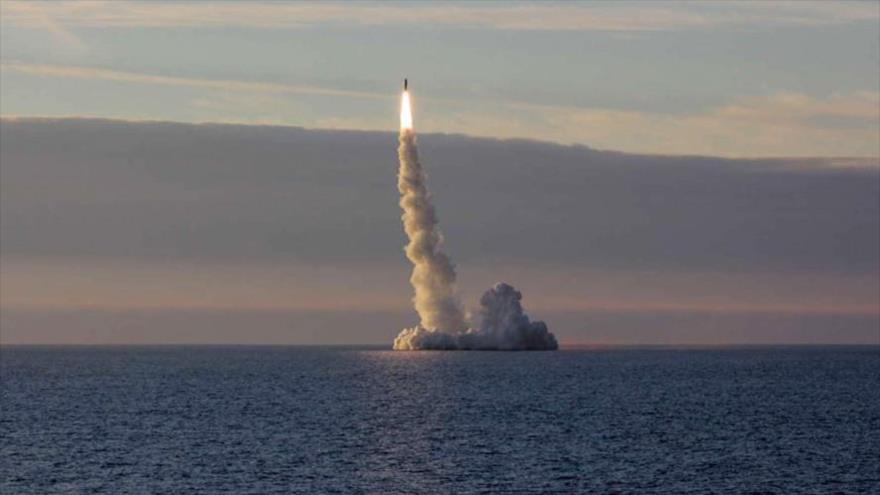 Rusia lanza un misil balístico continental Modelo Yars desde un submarino en el mar Mediterráneo.