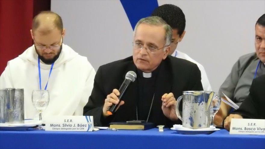 El cardenal Leopoldo Brenes (centro) anuncia suspensión de diálogos entre el Gobierno y la oposición en Nicaragua, 23 de mayo de 2018.