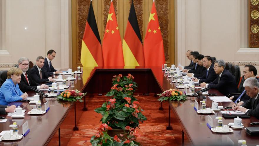 Angela Merkel (izq.), la canciller de Alemania, se reúne con el primer ministro de China, Li Keqiang, en Pekín, la capital china, 24 de mayo de 2018.