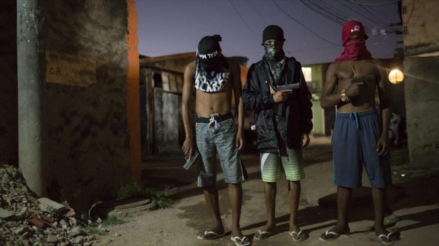 Jóvenes traficantes de una favela de Río de Janeiro en Brasil.