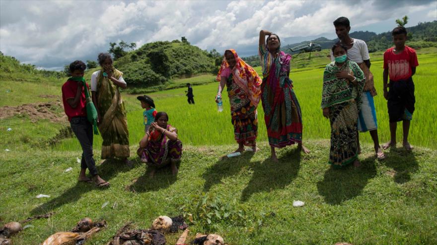 Mujeres hindúes lloran cerca de los cadáveres de los miembros de su familia en la aldea de Ye Baw Kyaw en Rajine, Myanmar, 27 de septiembre de 2017.