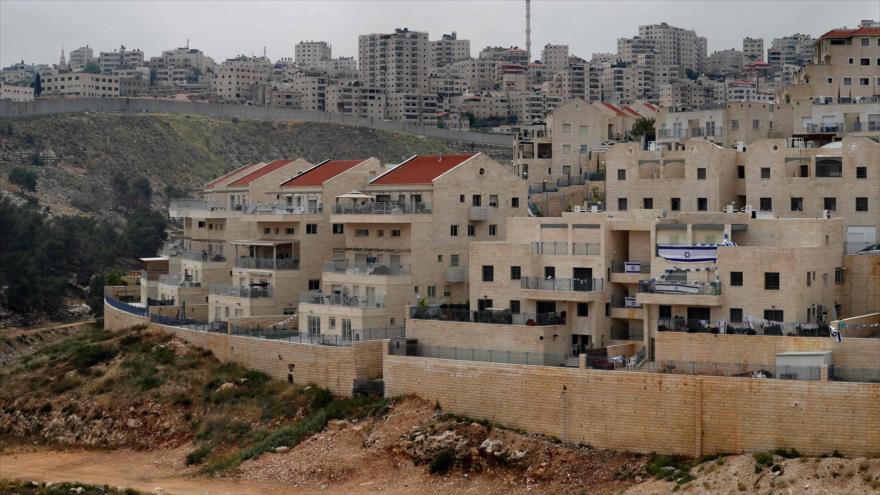 Una fachada del asentamiento ilegal israelí de Pisgat Zeev, construido en un suburbio árabe de la ciudad de Al-Quds, el 27 de abril de 2018.