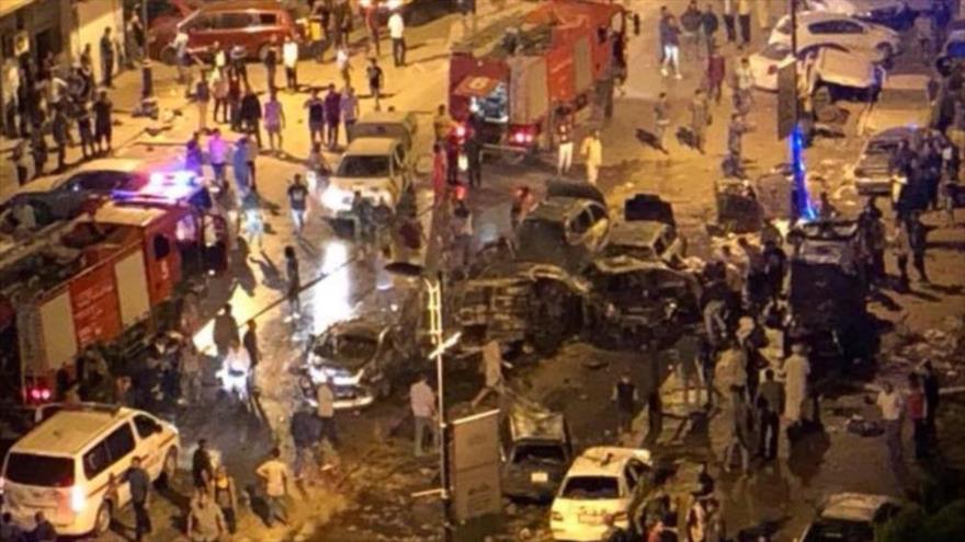 Los bomberos llegan al lugar de la explosión de un coche bomba en la ciudad libia de Bengasi, 24 de mayo de 2018.