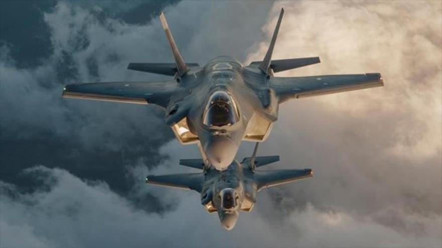 Cazas F-35 de la Fuerza Aérea estadounidense durante una maniobra militar.