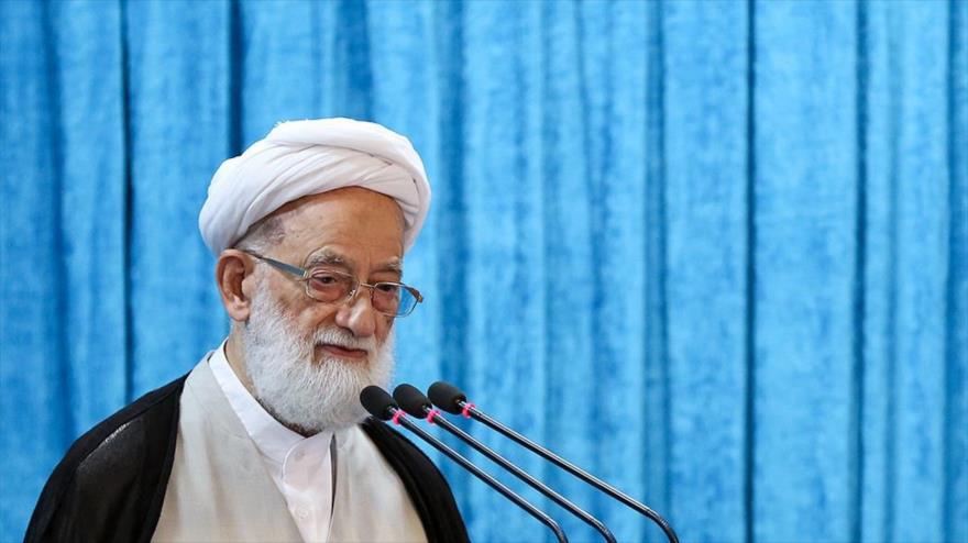 El ayatolá Mohamad Emami Kashani ofrece su sermón del rezo de este viernes en Teherán, la capital iraní, 25 de mayo de 2018.
