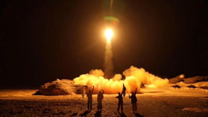 Fuerzas yemeníes lanzan un misil balístico contra blancos militares de Arabia Saudí.