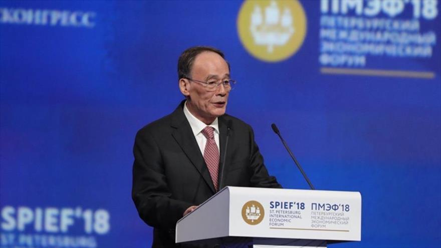 El vicepresidente de China, Wang Qishan, habla en el Foro Económico Internacional de San Petersburgo, Rusia, 25 de mayo de 2018.