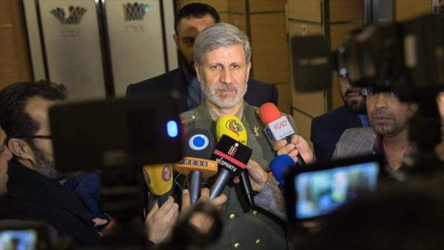 El ministro de Defensa de Irán, el general de brigada Amir Hatami, habla con periodistas.
