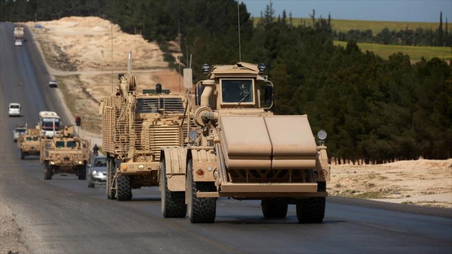 Vehículos militares de los milicianos kurdo-sirios, apoyados por Estados Unidos, en la ciudad siria de Manbiy (noroeste), 3 de abril de 2018.